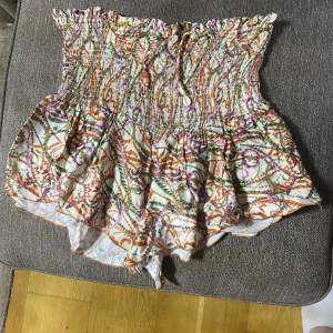 Jättefina shorts som är köpta förra sommaren och säljs då de inte kommer till användning. Jättefint mönster med fina detaljer på snörena. Säljs för 200kr samt frakt (20kr)