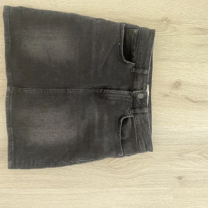 Svart kjol - Svart jeanskjol, står ingen storlek men passar S/M, fint skick knappt använd