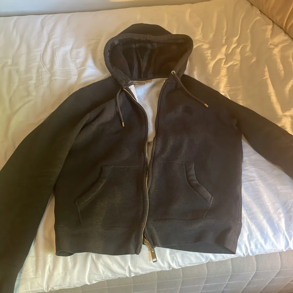 Intressekoll på min burberry hoodie som jag köpte i julas på burberry outlet i England ny pris på dessa ligger på ca 4500 har inte brottom att sälja men kom med bud. Storlek M, skick 9/10 som ny nästan. Hoodies.