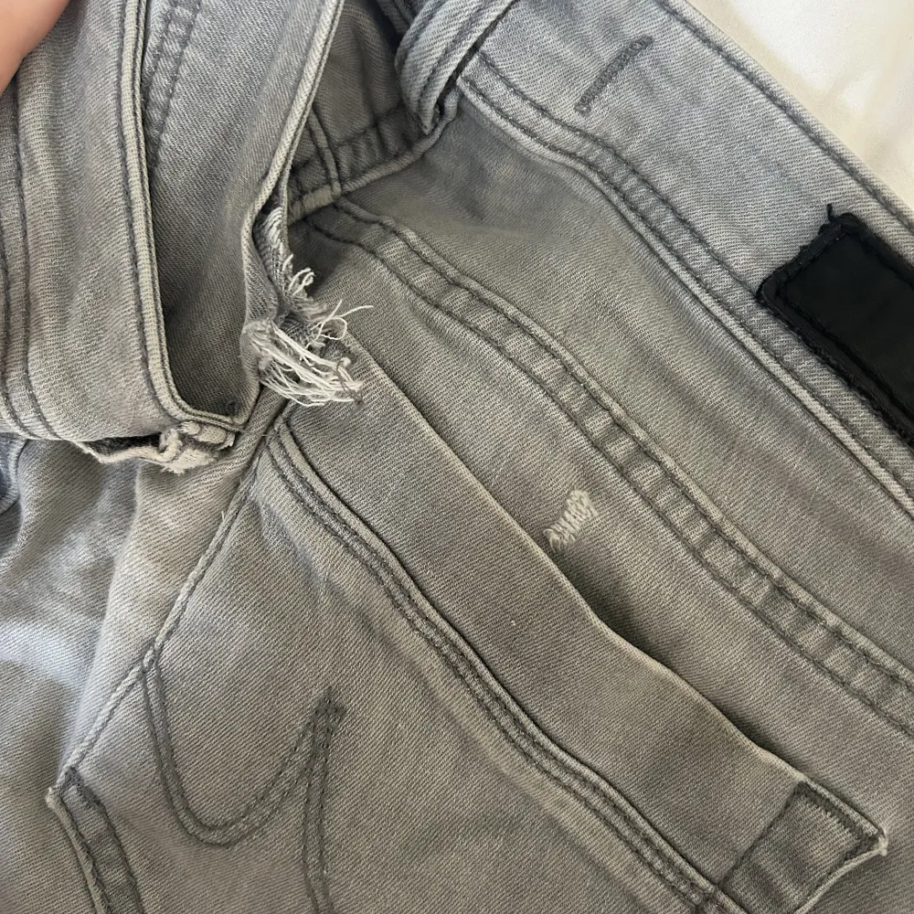 Säljer dessa poppis jeans ifrån Ltb. Så snygga! Två små slitningar som syns på tredje bilden, de syns inte alls mycket, förutom de är de i perfekt skick. Har inga bilder på!!!!💕🥰. Jeans & Byxor.