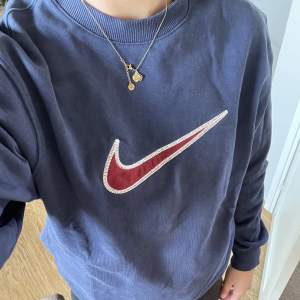 Marinblå sweatshirt från Nike i storlek S