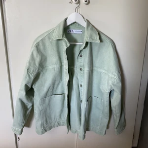 Jeansjacka  - Grön jeansjacka från zara. 
