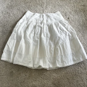 Kjol - Så din kjol av linne som går ner till mitten av låret och längre om man har den lågmkdjat. Ganska tjockt material så den är inte genomskinlig. Skriv om du mer frågor!💛🫧