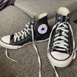 Svarta Converse dam - De är lite slita (har tagit bild på de) men annars är de fina, snörningen är inte helt rätt men de är bara att snöra om om man vill! Köpt är köpt!
