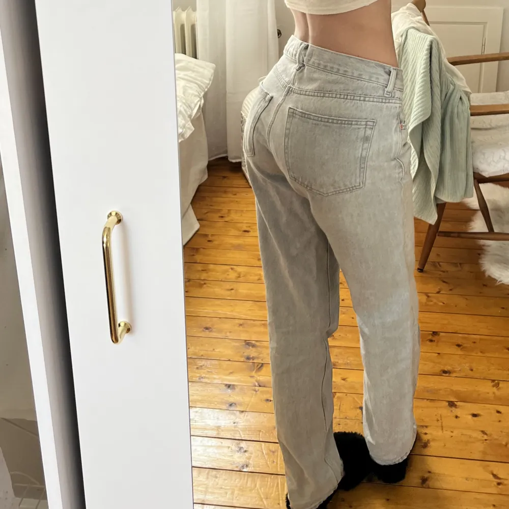 Low waist straight jeans ifrån gina tricot. Endast använda 3 ggr. Frakt ingår inte. Jag är 170cm som referens 🤍 . Jeans & Byxor.