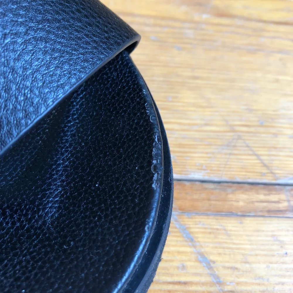 Plattform sandaler från Buffalo i modellen ”Jemma”, i nyskick (använda 2 gånger). Har en liten slitning som syns på sista bilden.💗. Skor.