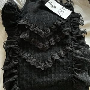 Zara topp - En jättefin zara topp som är helt slutsåld! (Köptes för 450) prislappen är ej kvar, men har aldrig används!