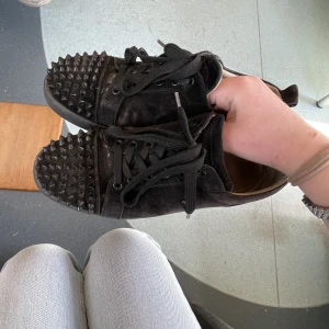 Christian Louboutin  - Säljer mina Christian loubitin köpta från my Theresa för ish8000 säljer för 2500  dust bag medföljer (pris kan diskuteras) säljer för köpt ett par nya skor (TRYCK EJ PÅ KÖP NU) storlek 38,5 