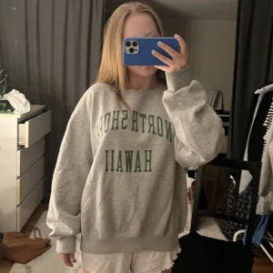 Sweatshirt - Superfin oversized sweatshirt som köptes förra året på brandy melville 🌟 älskar men använder tyvärr inte lika mycket längre! Super fint skick 💗
