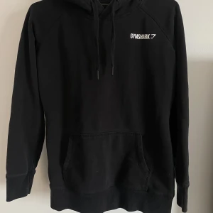 Gymshark hoodie - Hoodie från GS, strl S men mer som XS skulle jag säga. 150kr + frakt🦋✨