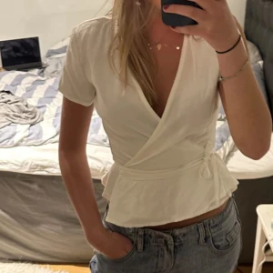 Sommarblus - Säljer denna sjukt söta blusen perfekt nu till sommaren!❤️❤️