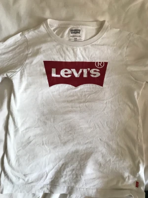 Snygg Lewis-T-shirt  - Använd men i gott skick.Inga fläckar!
