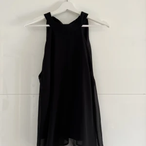 Blus/topp - Så fin blus/topp från NAKD med knyte i nacken!🖤svår att få på bild så säg till om du vill se bättre bilder! 