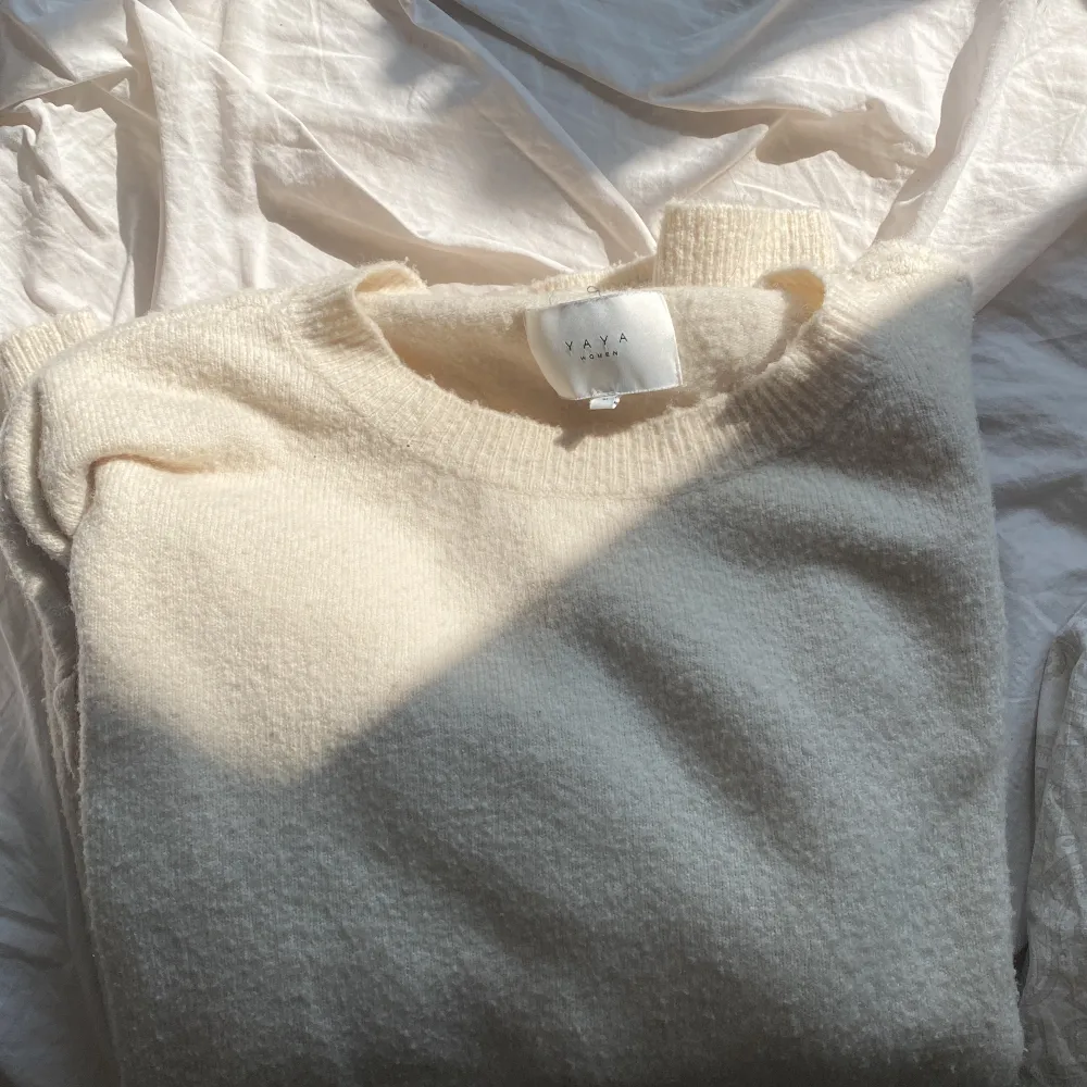 Så fin lätt stickad tröja ifrån Yaya med så fint mönster på ärmarna ! Köpare står för frakt . Stickat.