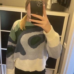 Tröja  - Vit, blå och grön mönstad tröja i bra skick. Köparen står för frakten💗💗
