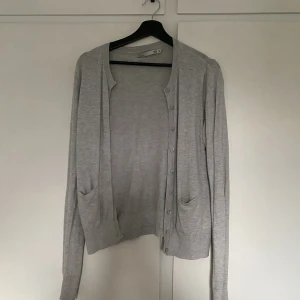 Kofta - Grå enkel kofta med knappar