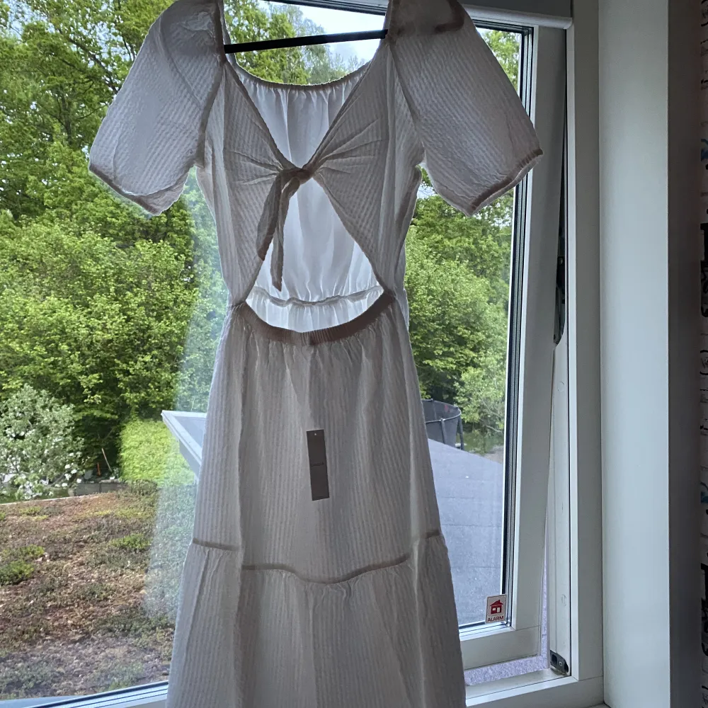 Säljer denna vit klänning. Helt oanvänd, prislappen sitter även kvar. Nypris 399kr får Lindex. Vit och fin klänning till sommaren.. Klänningar.