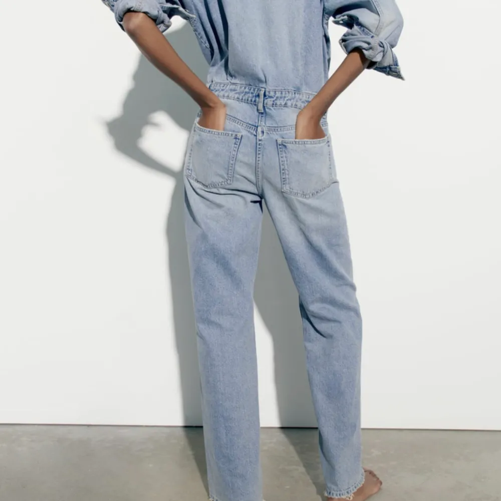 Denim jumpsuit i en supersnygg ljus tvätt från Zara, straight leg. Säljer pga inte får användning av den . Jeans & Byxor.