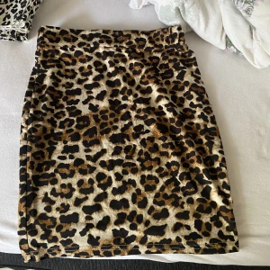 Tajt leopard kjol  - Jätte fin framhäver kurvorna