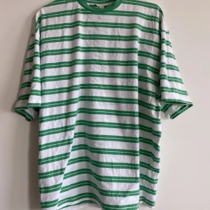 Oversized T-shirt - Storlek M. Sitter oversized på mig som är 171cm och pendlar mellan M och L.  Använd en gång! 