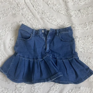 Jeanskjol med volanger - Jättefin jeanskjol med volanger! Vet ej märket 