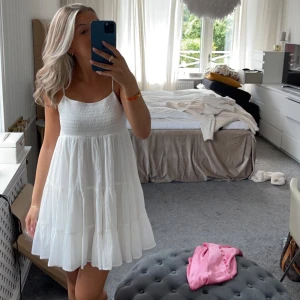 Vit Sommarklänning - Jättefin vit somrig klänning från zara. Använd ett fåtal gånger så ser ut som ny förutom att det är en ljus fläck som knappt syns uppe vid bröstet men väldigt svårt att få fram på kamera. Frakt tillkommer. 