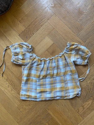 New Look Rutig topp - Passa mig som storlek 38 för den är jätte elastisk. 