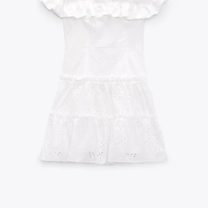 Zara klänning - En helt ny jättefin zara klänning som jag fick hem igår, men den passade inte. Passar jättebra som skolavslutningsklänning! Etiketten är kvar