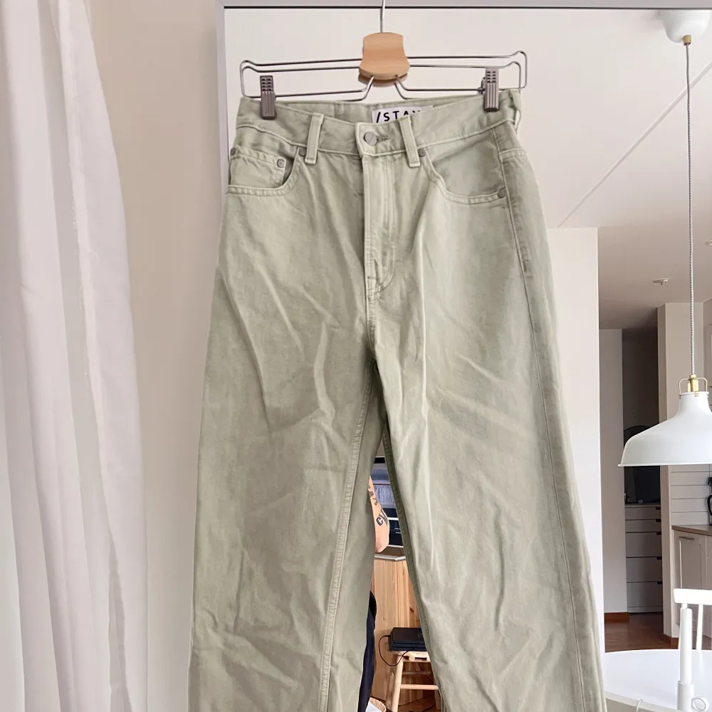 Säljer dessa jättefina ljusgröna jeans då dom ej kommer till användning. 💗💗🌸 Köpta på carlings. . Jeans & Byxor.