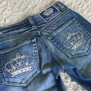 Lågmidjade Victoria Beckham jeans - Säljer mina Victoria Beckham jeans i en lågmidjad bootcut modell då dem är smått försmå för mig. ❤️Assnygga men har en defekt därav priset (kom privat för mer info). Midjemått: 35cm. Innerbenslängd: 78cm, är 165cm för referens. Köpare står för frakt! 💞