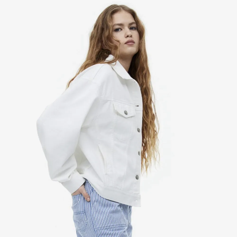 Super fin vit jeansjacka som är använd 3 gånger, säljer den för att den inte kommer till användning, den är köpt på H&M för 330kr, den är i XS men den är stor i storleken. Pris kan diskuteras. . Jackor.