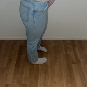 Ljusblå Levi’s jeans  - Säljer mina ljusblå Levi’s jeans pga att jag inte använder dem, storlek  W31 L 28 som ni ser på sista bilden. Inte använda alls mycket och dem är som nya! Köpta för 1200 kr och säljer för 650 kr men pris kan självklart diskuteras!