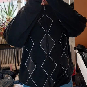 Svar argyle kofta - Snygg svart och grå argyle zip up♡ Lagom oversized och långa snygga armar, har ett litet hål på armen☆☆köptes för 75 kr🫶LÄS BIO!