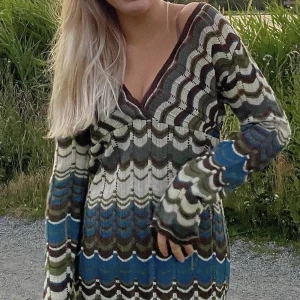 Missoni klånning - Instressekoll på min absoluta favoritklänning!! Gammal från zara men ser ut som missoni. Lägg prisförslag!!❤️ (en sömn har gått upp lite vilket inte är något mer ser eller tänker på, inget hål)