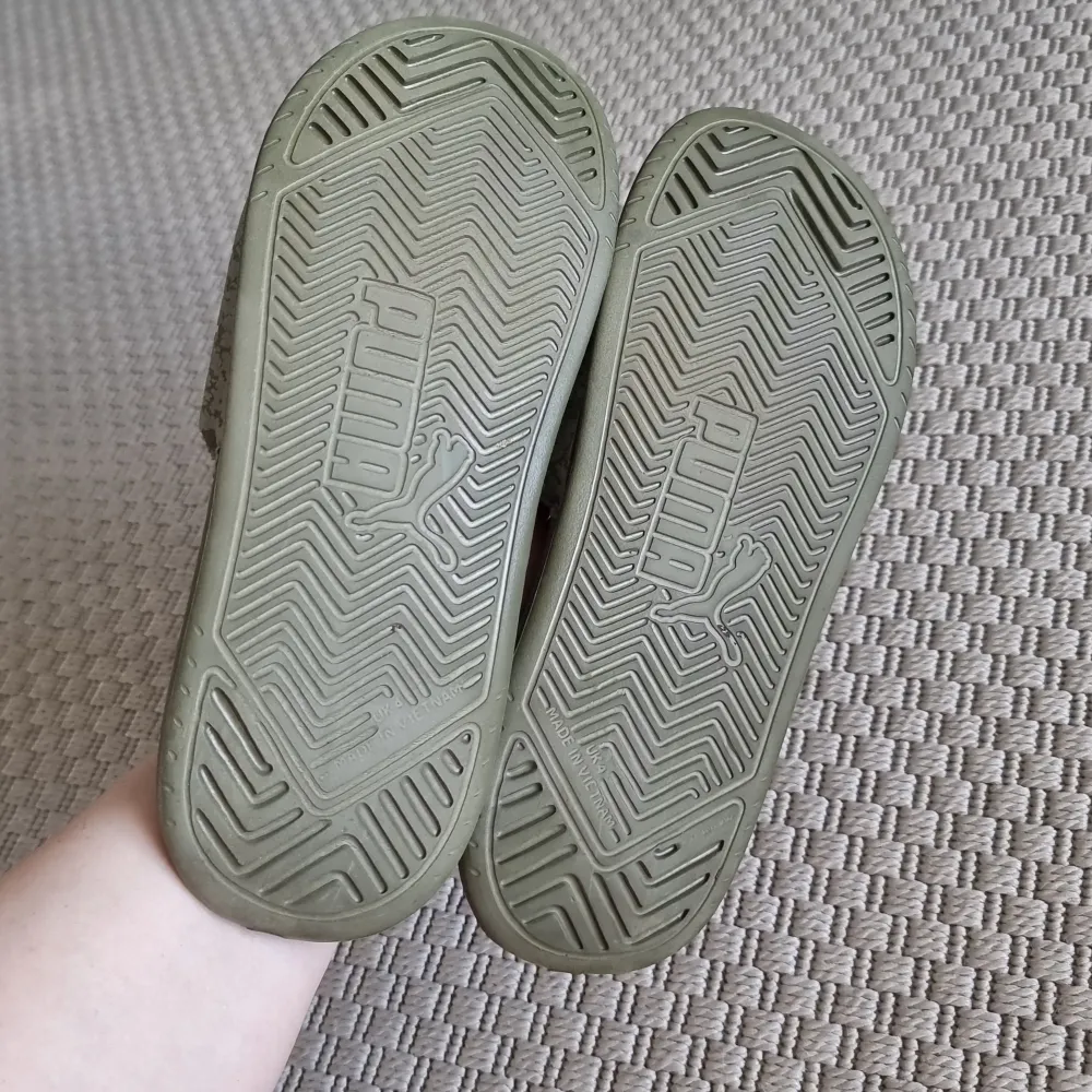 Khaki gröna sandaler från Puma. Använda en gång. . Skor.