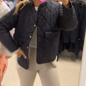 Säljer denna quiltade jackan från märket ”SAMSA” helt ny!🫶🏼🫶🏼