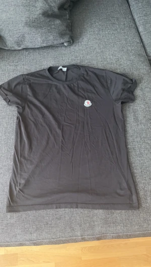 Moncler t shirt - Den är för liten för mig använder it den 