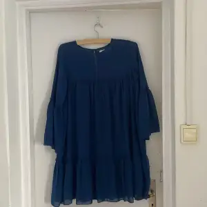 En mörkblå kort klänning från NA-KD använd en gång.