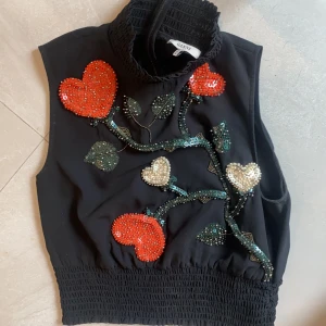 GANNI TOPP, skinnkjol, jeanskjol - Snygga nästan oanvända Ganni kläder. Jeanskjol 275kr, Topp broderad lyx 600kr, skinnkjol oanvänd (rek prins 2500 )Nu 780kr