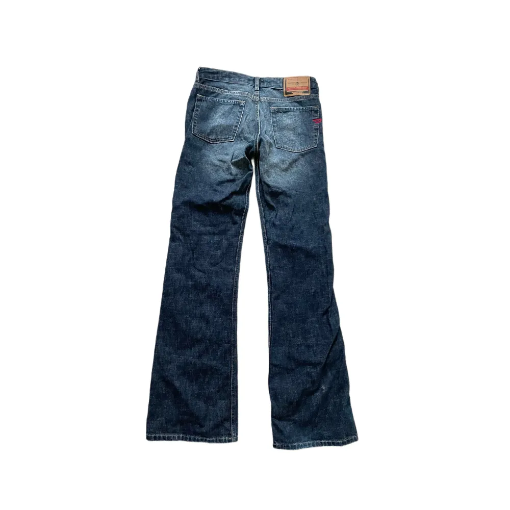 De absolut snyggaste jeansen jag hittat! Säljer pga för tajt midja. Vintage diesel jeans😍storlek 30 men sitter som 27-28 Innerbenslängd: 83cm Midjemått: 36cm tvärsöver. Jeans & Byxor.