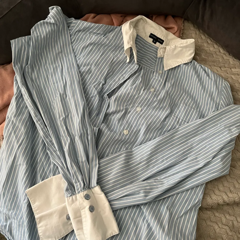 Snygg blå randig skjorta som inte kommer till användning! Står att det är en storlek 42 men skulle säga att den är mer som en S. Skjortor.