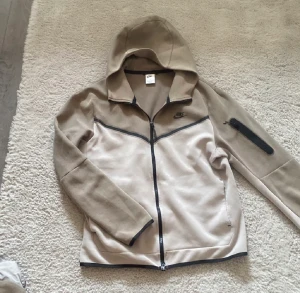 Tech fleece dress - Säljer hela dressen pga jag inte använder längre Jag står för frakten.