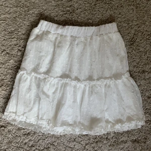 Kjol - Söt vit kjol med små prickar på av tyg. Storlek S men skulle mer säga att det är XS.