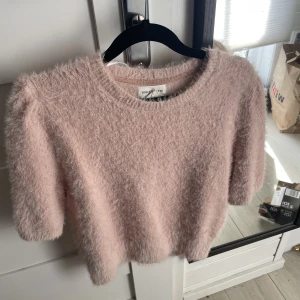 Rosa tröja - Rosa tröja från Lindex som är super fin. Knappt använd då de inte riktigt är min stil helt. Men super skön. 