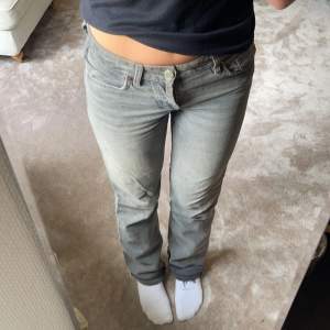 Grå jeans från zara💓 har sprättat upp längst ner och gått sönder lite längst ner annars fina