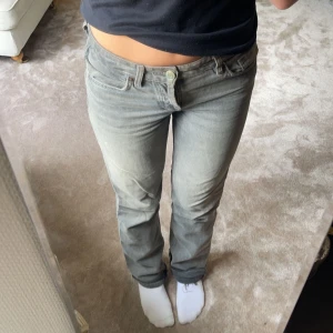 Grå jeans - Grå jeans från zara💓 har sprättat upp längst ner och gått sönder lite längst ner annars fina