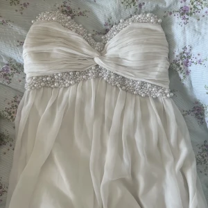 Topp - Superfin somrig topp med pärlor!