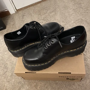 Dr Martens  - Jag har haft på mig skorna ett par   gånger inte riktigt min stil det originella priset kostar 2 199 ska sälja de för 900 kr billigare 