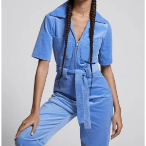 Jumpsuit i manchester  - Säljer denna underbara jumpsuit från & other stories. Älskar verkligen denna, men använder den alltför sällan. Jumpsuiten är i nyskick då jag använt den ca 2 gånger. Nypris ligger på 1300 & är utgående ur sortimentet. 