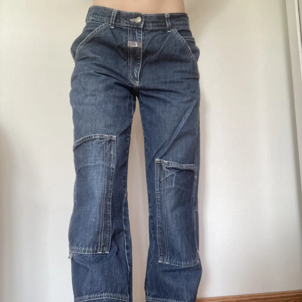 Längde från skrevet till benet ca 80cm. Midja ca 75cm. Priset är exklusive frakt.. Jeans & Byxor.
